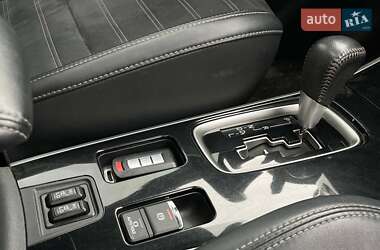 Позашляховик / Кросовер Mitsubishi Outlander 2019 в 