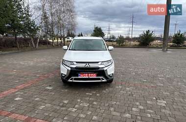 Внедорожник / Кроссовер Mitsubishi Outlander 2016 в Солонке