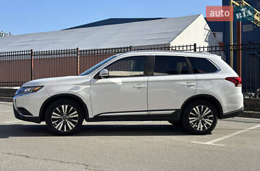 Внедорожник / Кроссовер Mitsubishi Outlander 2018 в 