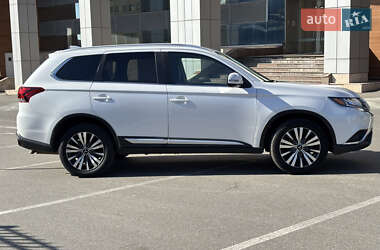 Внедорожник / Кроссовер Mitsubishi Outlander 2018 в 