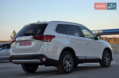 Внедорожник / Кроссовер Mitsubishi Outlander 2016 в 