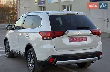 Внедорожник / Кроссовер Mitsubishi Outlander 2016 в 