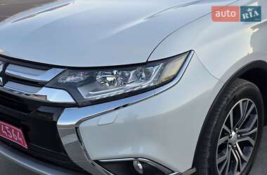 Внедорожник / Кроссовер Mitsubishi Outlander 2016 в 