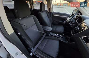 Внедорожник / Кроссовер Mitsubishi Outlander 2016 в 
