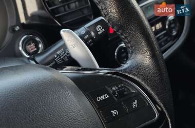 Внедорожник / Кроссовер Mitsubishi Outlander 2016 в 
