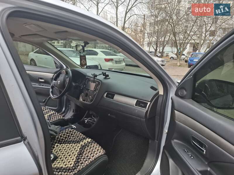 Внедорожник / Кроссовер Mitsubishi Outlander 2015 в Одессе фото 13 Внедорожник / Кроссовер Mitsubishi Outlander 2015 в Одессе