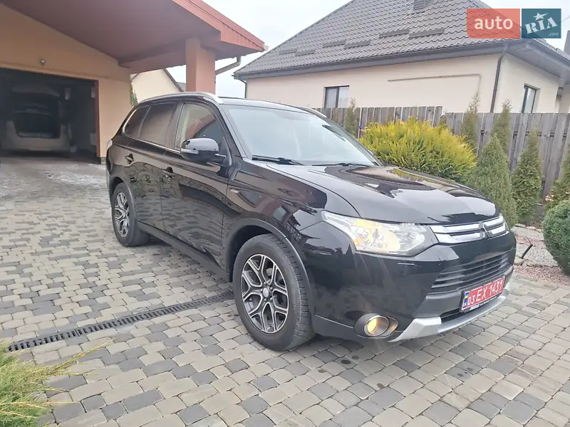 Внедорожник / Кроссовер Mitsubishi Outlander 2015 в 
