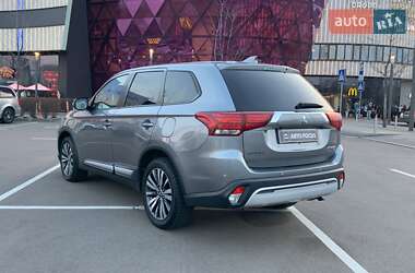 Позашляховик / Кросовер Mitsubishi Outlander 2019 в 