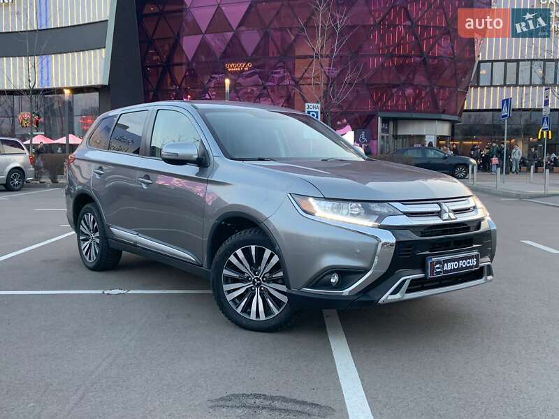 Позашляховик / Кросовер Mitsubishi Outlander 2019 в 
