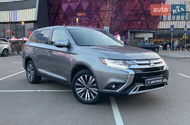 Позашляховик / Кросовер Mitsubishi Outlander 2019 в 