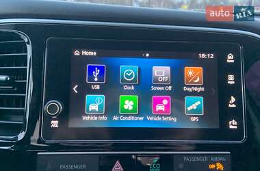 Позашляховик / Кросовер Mitsubishi Outlander 2019 в 