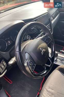 Внедорожник / Кроссовер Mitsubishi Outlander 2017 в 