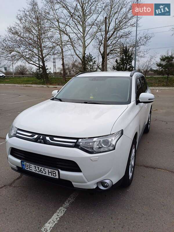 Внедорожник / Кроссовер Mitsubishi Outlander 2013 в 