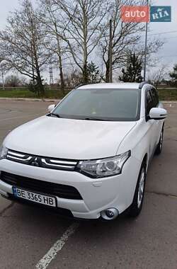 Внедорожник / Кроссовер Mitsubishi Outlander 2013 в 