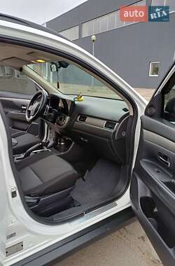 Внедорожник / Кроссовер Mitsubishi Outlander 2013 в 