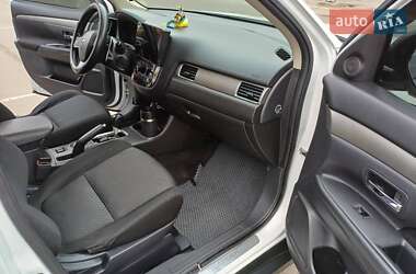 Внедорожник / Кроссовер Mitsubishi Outlander 2013 в 