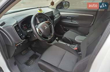 Внедорожник / Кроссовер Mitsubishi Outlander 2013 в 
