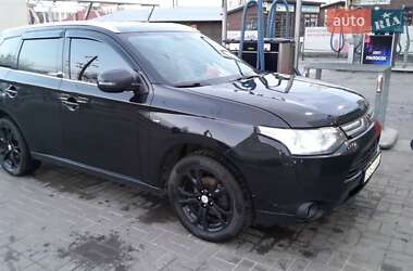 Позашляховик / Кросовер Mitsubishi Outlander 2014 в 