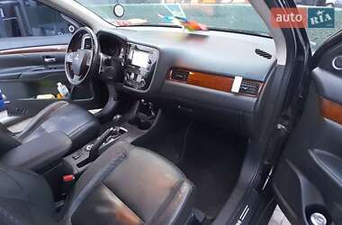 Позашляховик / Кросовер Mitsubishi Outlander 2014 в 