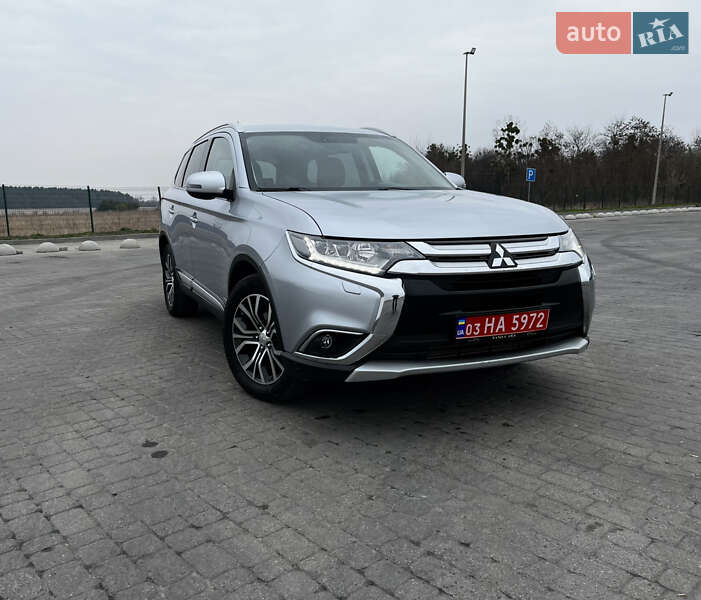 Внедорожник / Кроссовер Mitsubishi Outlander 2016 в 
