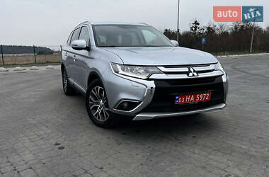 Внедорожник / Кроссовер Mitsubishi Outlander 2016 в 
