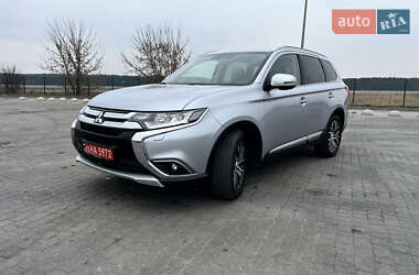 Внедорожник / Кроссовер Mitsubishi Outlander 2016 в 