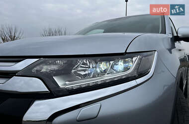 Внедорожник / Кроссовер Mitsubishi Outlander 2016 в 