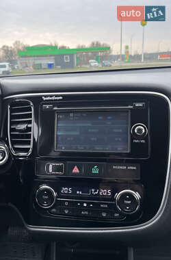Внедорожник / Кроссовер Mitsubishi Outlander 2016 в 