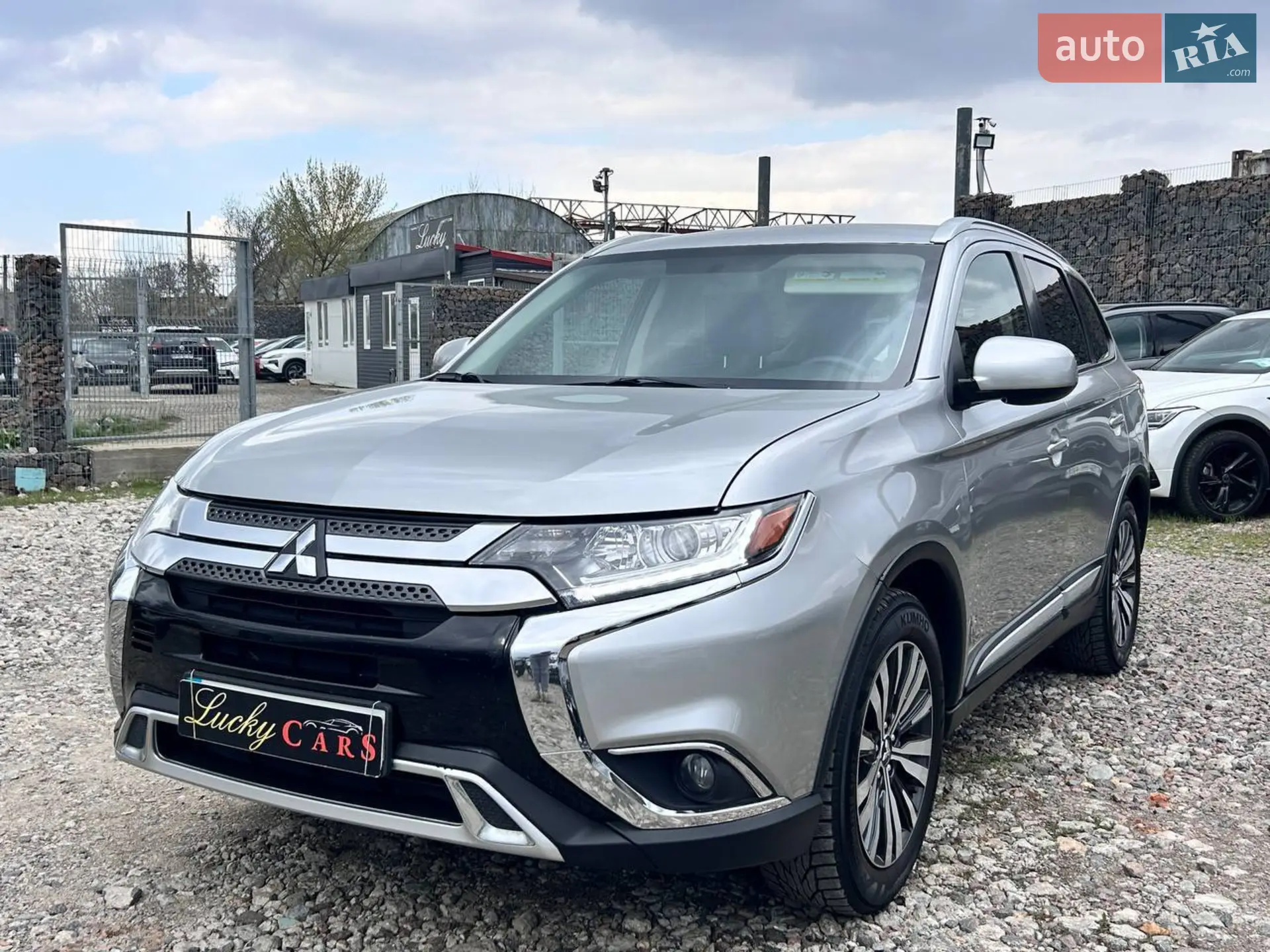 2018 Mitsubishi Outlander - фото 1