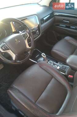 Внедорожник / Кроссовер Mitsubishi Outlander 2017 в 