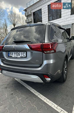Внедорожник / Кроссовер Mitsubishi Outlander 2019 в 