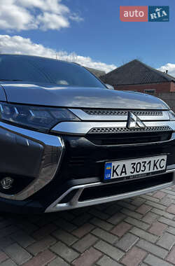 Внедорожник / Кроссовер Mitsubishi Outlander 2019 в 