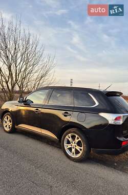 Внедорожник / Кроссовер Mitsubishi Outlander 2012 в 