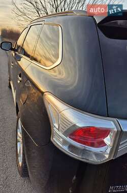 Внедорожник / Кроссовер Mitsubishi Outlander 2012 в 
