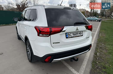Позашляховик / Кросовер Mitsubishi Outlander 2016 в 