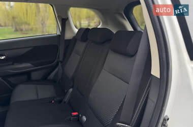 Позашляховик / Кросовер Mitsubishi Outlander 2016 в 