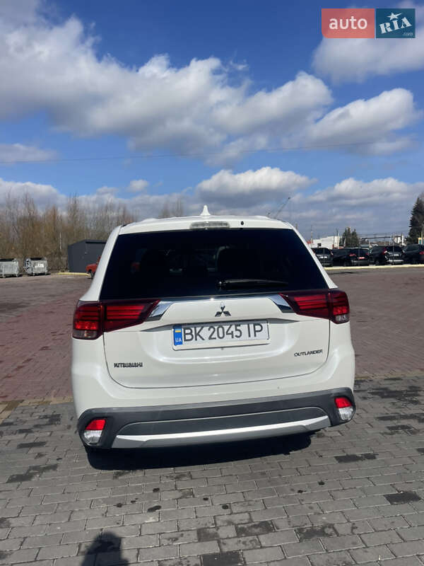 Позашляховик / Кросовер Mitsubishi Outlander 2017 в Рівному