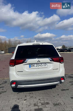 Внедорожник / Кроссовер Mitsubishi Outlander 2017 в 