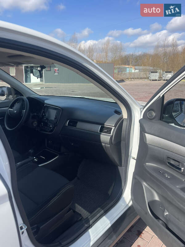 Позашляховик / Кросовер Mitsubishi Outlander 2017 в Рівному