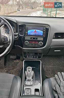 Позашляховик / Кросовер Mitsubishi Outlander 2019 в 