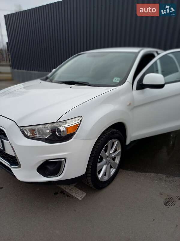 Внедорожник / Кроссовер Mitsubishi Outlander 2013 в 