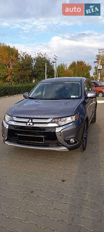Внедорожник / Кроссовер Mitsubishi Outlander 2017 в 