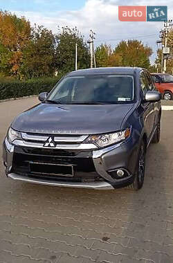 Внедорожник / Кроссовер Mitsubishi Outlander 2017 в 