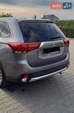 Внедорожник / Кроссовер Mitsubishi Outlander 2017 в 