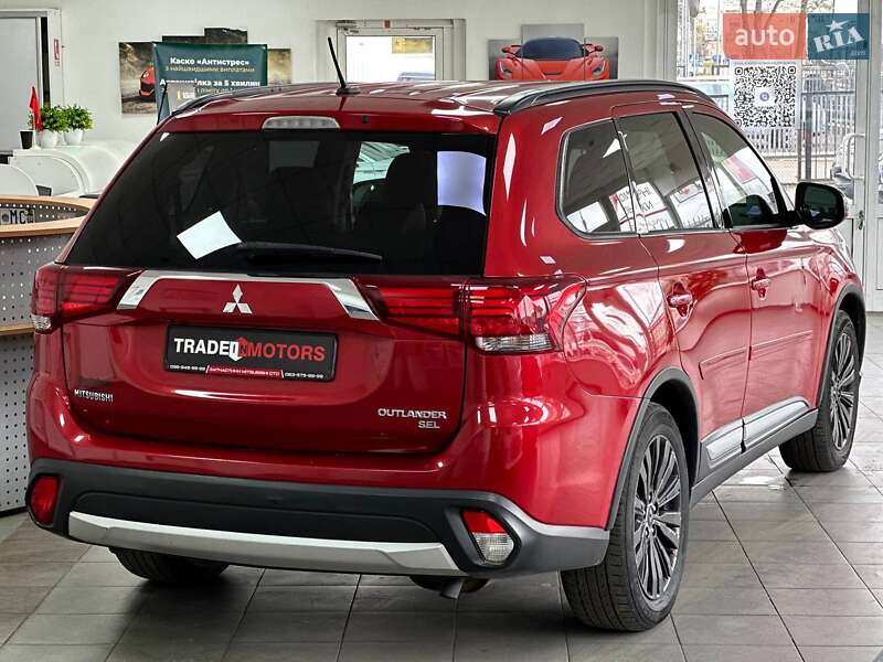 Позашляховик / Кросовер Mitsubishi Outlander 2016 в Києві