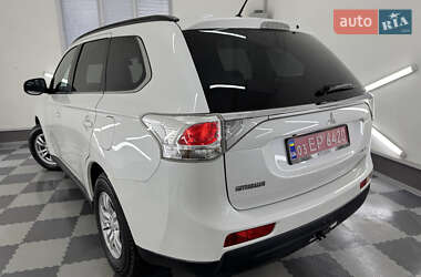 Позашляховик / Кросовер Mitsubishi Outlander 2014 в 