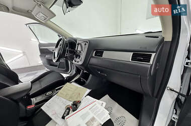 Позашляховик / Кросовер Mitsubishi Outlander 2014 в 