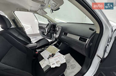 Позашляховик / Кросовер Mitsubishi Outlander 2014 в 