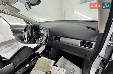 Позашляховик / Кросовер Mitsubishi Outlander 2014 в 