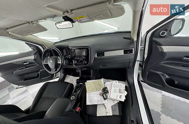 Позашляховик / Кросовер Mitsubishi Outlander 2014 в 